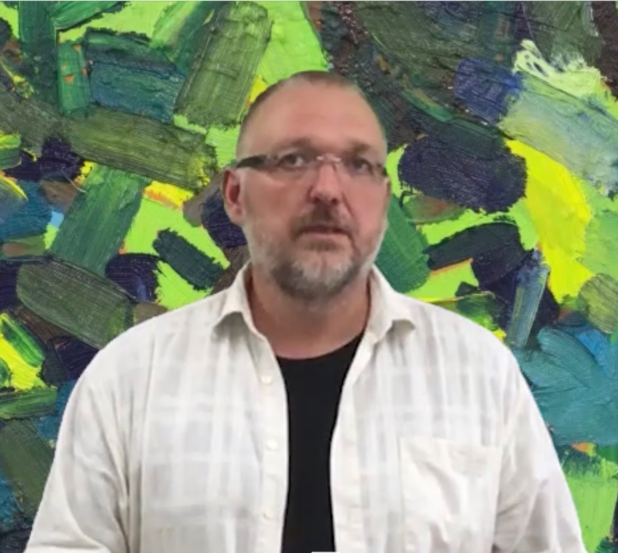 Stefan Budian vor dem Gemeindebild Stefan Budian Profilfoto